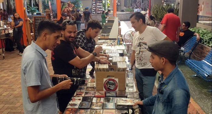 El comercio de discos y accesorios, uno de los rostros del rock Vinilo