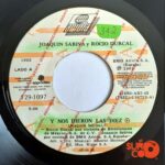 Disco de Vinilo Joaquín Sabina - Y Nos Dieron Las Diez / A La Orilla De La Chimenea (Promocional) Vinyl Record